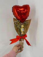 Ramo premium con corazón y bombones.