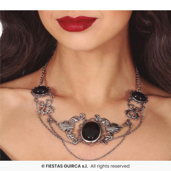 Collar con piedras negras